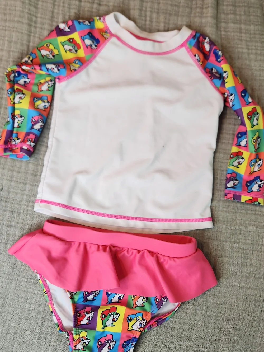 Buc-ee's Kids Two-Piece Rash Guard Swimsuit - White & Pink 18 Months